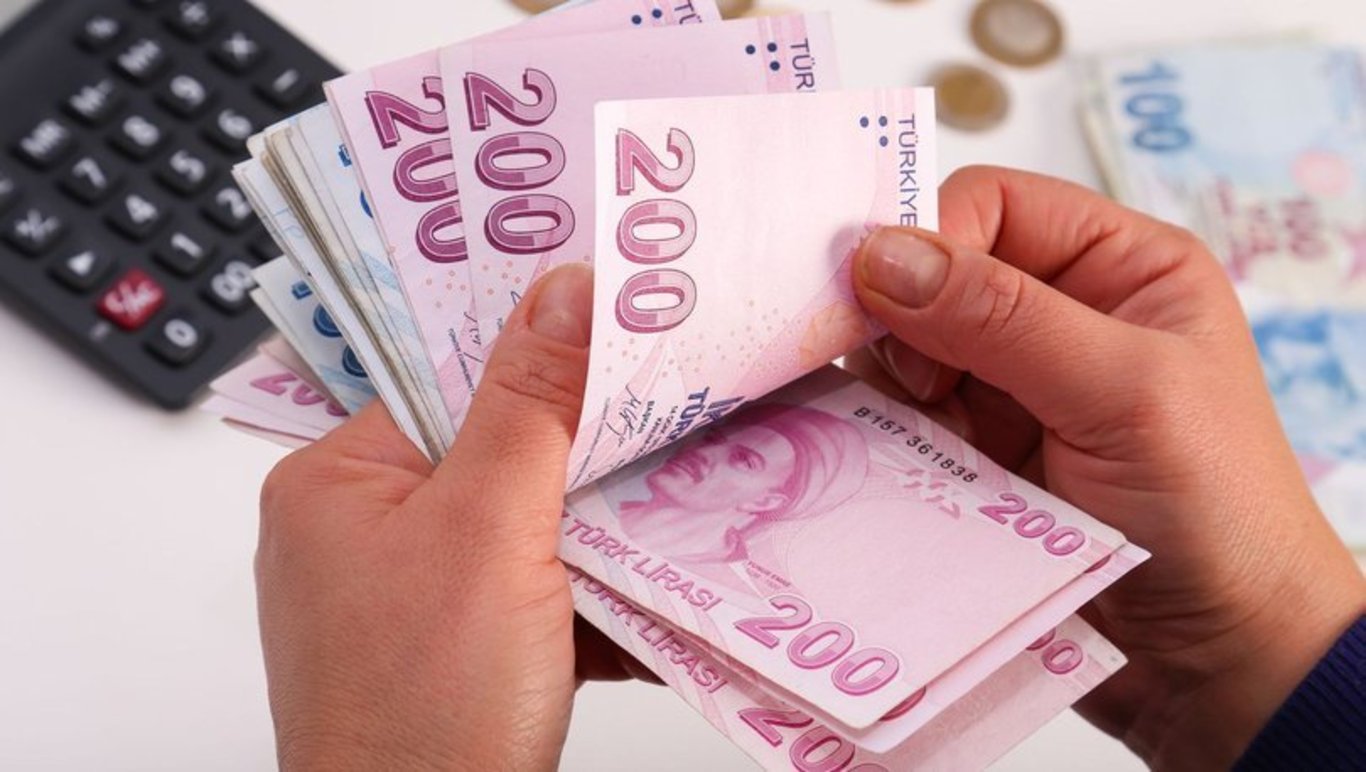 Hangi kamu görevlileri hem emekli maaşı hem de görev maaşı alırlar?