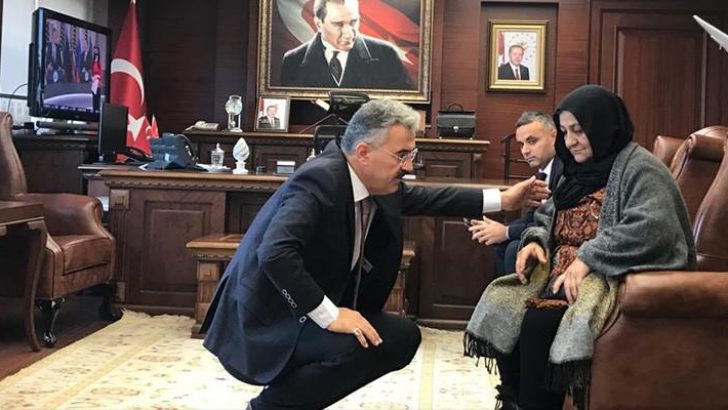 Makamında halkın önünde diz çöken vali Emniyet Genel Müdürü oldu