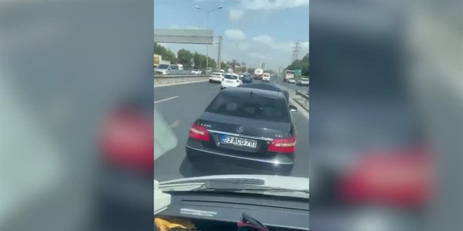 Ambulansın önünü kesti, hastaya bakmak istedi