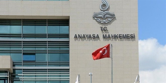 AYM'den evlat edinmede '18 yaş farkı bulunması' şartına hak ihlali kararı
