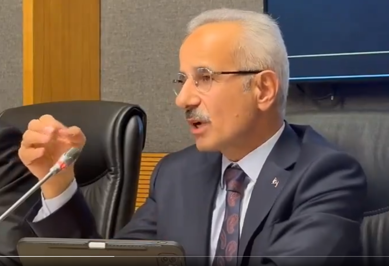 Bakan'ın özel uçakla seyahatine tepkiler dinmiyor