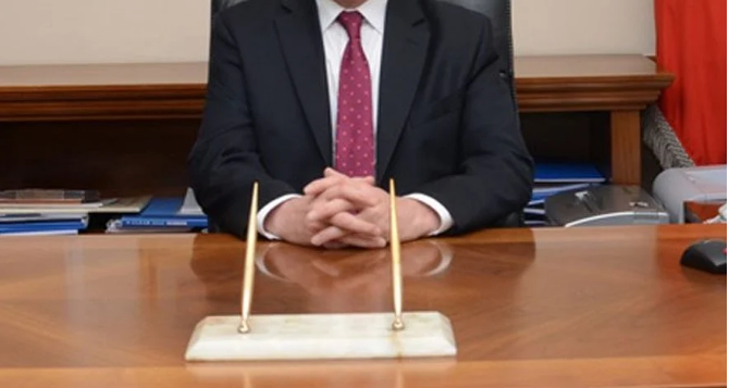 Kamu görevlilerinin pantolonları hiç beklenmedik anlarda yırtılabilir