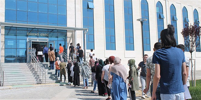 Ehliyetle KPSS'ye girmek isteyen aday binaya alınmadı