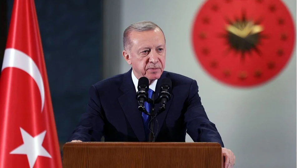 Cumhurbaşkanı Erdoğan'dan İmamoğlu'na Paris gezisi göndermesi .