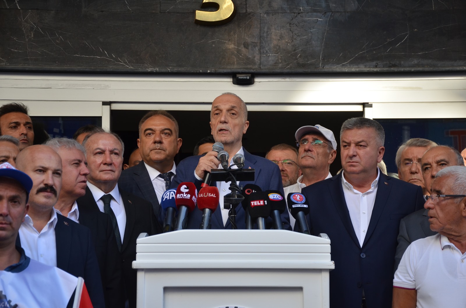 Türk-İş'ten 'Zordayız Geçinemiyoruz' eylemi 