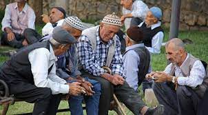Emekliler maaşlarına ek olarak 8 bin 77 lira seyyanen zam istedi.