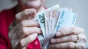 Zamlı emekli maaşları hesaplara yatmaya başladı.
