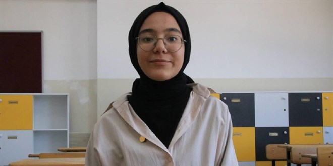 Sığındığı anaokulunda LGS'ye hazırlanan depremzede kız tam puan aldı.