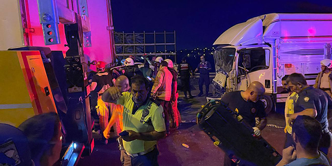 İstanbul'da 5 aracın karıştığı zincirleme kaza: 4 çocuk öldü