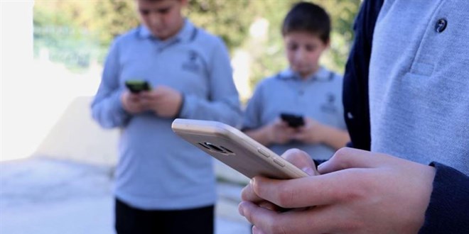 Derslere cep telefonuyla girme devri sona eriyor!