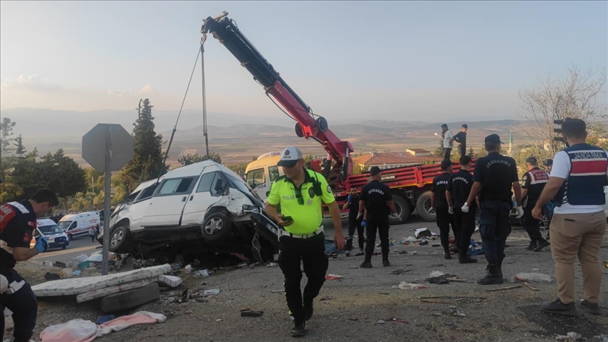 Gaziantep'te seyir halindeki kamyon trafik ışığındaki 3 araca çarptı: 6 ölü, 16 yaralı.