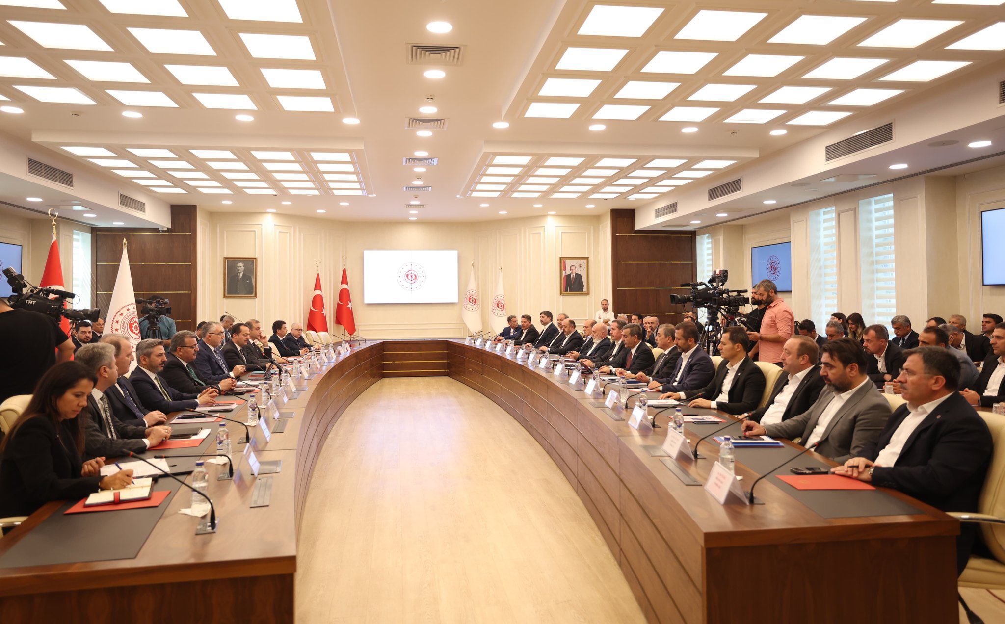 Hükümetin zam teklifi Memur-Sen Konfederasyonunu zora soktu